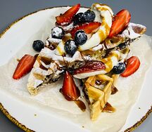 Бельгийская вафля со свежими ягодами