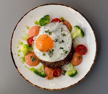 Бифштекс с глазуньей и овощами 