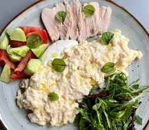 Сливочный скрэмбл с индейкой, брынзой и свежими овощами