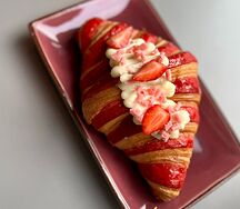 Клубничный круассан