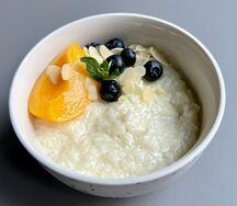 Каша рисовая с персиком и голубикой