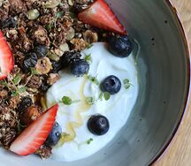 Домашняя гранола с греческим йогуртом и ягодами