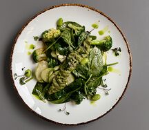 Зеленый салат с цитрусовой заправкой