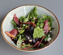 Салат с копчёной уткой и вишнёвым дрессингом