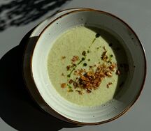 Овощной крем-суп с хрустящим луком