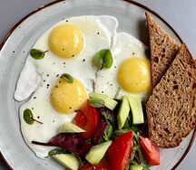 Глазунья из трех яиц с овощами и хлебом