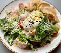 Цезарь с индейкой и яйцом пашот