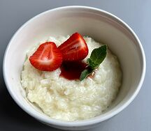 Каша рисовая с клубникой