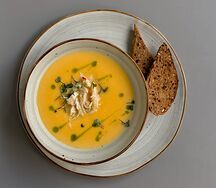 Тыквенный крем-суп с камчатским крабом на кокосовых сливках