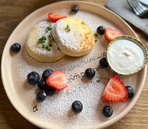 Сырники с ягодами и греческим йогуртом