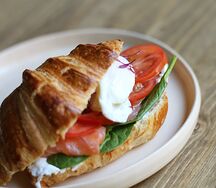 Круассан с лососем, шпинатом, томатами, кремом из Брынзы и яйцом пашот
