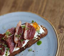 Тост с копченой уткой и джемом