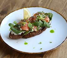 Тост с мурманским лососем, сливочным сыром и тартаром из огурца