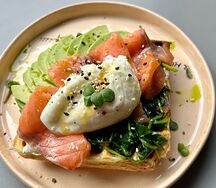 Картофельная вафля с лососем, авокадо и яйцом пашот