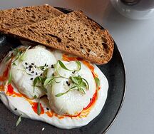 Яйца пашот по-турецки с греческим йогуртом