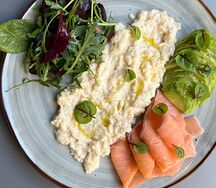 Сливочный скрэмбл с лососем и авокадо