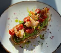 Тост с креветками и авокадо