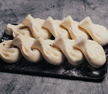 Большая порция хинкали с говядиной