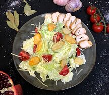 Салат Цезарь с курицей