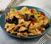 Свинина, жаренная с китайскими грибами и яйцом