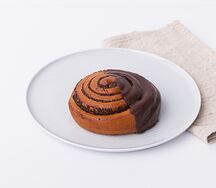 Улитка с маком и шоколадной глазурью