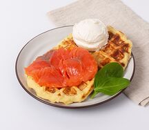 Картофельные вафли с лососем и сливочным сыром