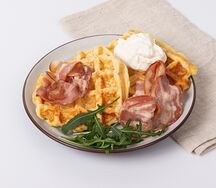 Картофельные вафли с беконом и сметаной