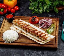 Урфа-кебаб из курицы с гарниром