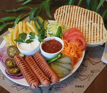 Хот-дог на тарелке