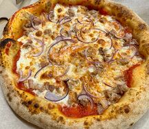 Тунец с красным луком