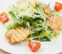 Салат Цезарь с курицей