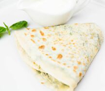 Кутаб с зеленью и сыром