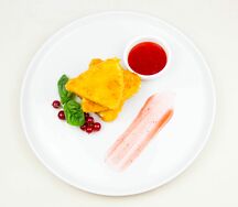 Сулугуни жареный с ежевичным соусом