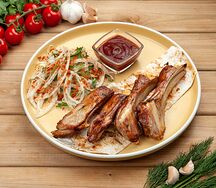 Шашлык из бараньих ребер на мангале