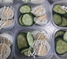 Яйцо с огурцом и майонезом