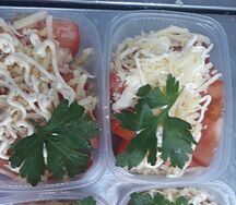 Помидоры с зеленью, сыром и майонезом