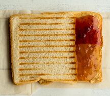 Сэндвич с джемом и арахисовой пастой