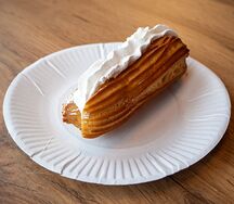 Пирожное заварное с белковым кремом
