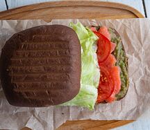 Сэндвич с лососем и авокадо