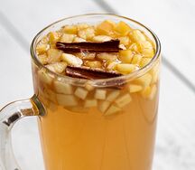 Чай с яблоком и корицей