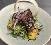 Салат и стейк из мраморной говядины