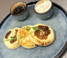 Сырники с черничным вареньем и сметаной