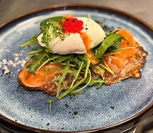 Картофельные драники с яйцом и лососем