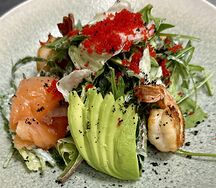 Салат с лососем и креветкой и соусом цацики