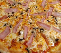 Пицца с ветчиной и грибами