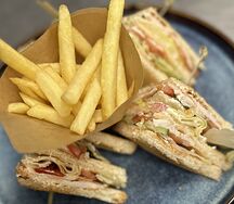 Сэндвич с ветчиной и беконом