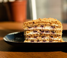 Медовик с черникой