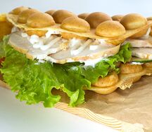 Гонконгская вафля с варено-копченой курицей