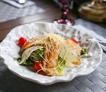 Салат Цезарь с курицей