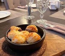 Запеченные шампиньоны на кеци с сыром